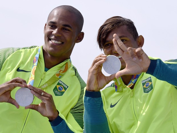 Isaquias e Erlon ganham a prata na final da canoagem (Foto: WILLIAM WEST / AFP)