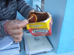 Mulher encontrou um preservativo dentro da caixa de massa de tomate em Rio Pardo (Foto: Divulgação/Brigada Militar)