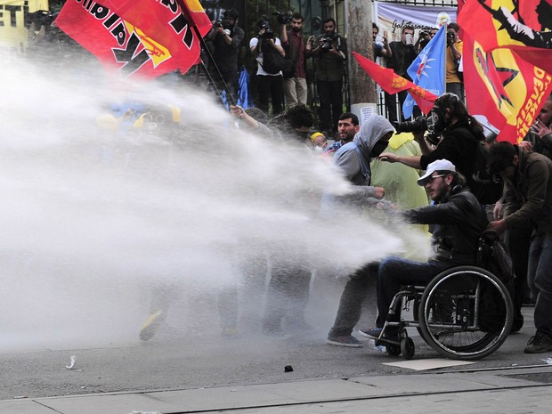 Polícia de choque usa canhões de água para dispersar manifestantes durante protesto em Istambul culpando o governo pelo desastre em mina no oeste da Turquia (Foto: Yagiz Karahan/Reuters)