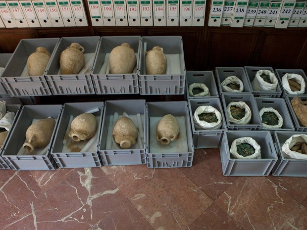 Ânforas e moedas encontradas no sul da Espnha são vistas no Museu de Arqueologia de Sevilha (Foto: GOGO LOBATO / AFP)