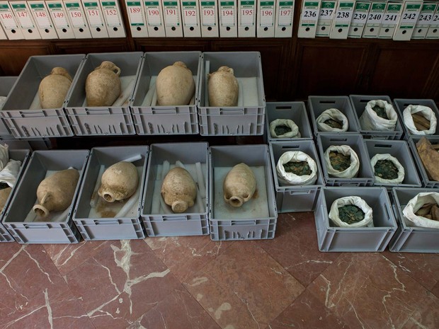 Ânforas e moedas encontradas no sul da Espnha são vistas no Museu de Arqueologia de Sevilha (Foto: GOGO LOBATO / AFP) Ânforas e moedas encontradas no sul da Espnha são vistas no Museu de Arqueologia de Sevilha (Foto: GOGO LOBATO / AFP)