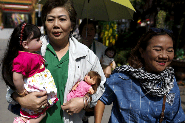 Mulher carrega bonecas para serem abençoadas no templo de Wat Bua Khwan, em Nonthaburi, Tailândia. Proprietários acreditam que elas têm poderes sobrenaturais (Foto: Athit Perawongmetha/Reuters) Mulher carrega bonecas para serem abençoadas no templo de Wat Bua Khwan, em Nonthaburi, Tailândia. Proprietários acreditam que elas têm poderes sobrenaturais (Foto: Athit Perawongmetha/Reuters)