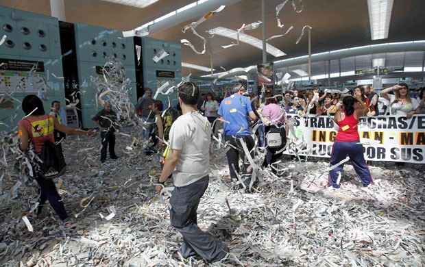 Funcionários da limpeza do aeroporto de Barcelona protestam por melhores salários. (Foto: Albert Gea/Reuters)