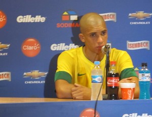 Dória na entrevista coletiva após a estreia da Seleção (Foto: Marcelo Baltar/Globoesporte.com)