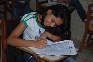 Estudante assina abaixo-assinado para ter quadra em escola no Acre (Foto: Cherlivan Cavalcante/Arquivo pessoal)