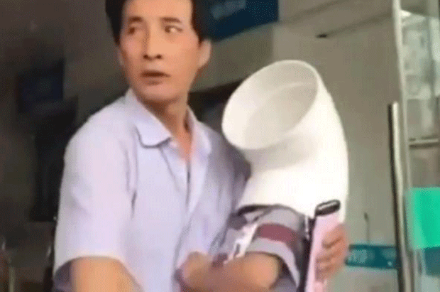 Bombeiros salvam garoto chinês que prendeu cabeça em tubo em L  (Foto: Reprodução)