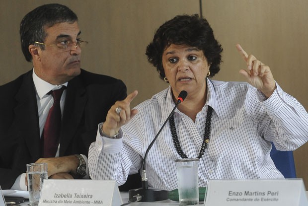 A ministra Izabella Teixeira (direita) fala durante entrevista coletiva em Brasília. À esquerda, o ministro da Justiça, José Eduardo Cardozo (Foto: Agência Brasil)