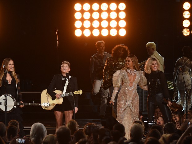 Beyoncé se apresenta com o trio Dixie Chicks em prêmio de música country em Nashville, no Tennessee, nos Estados Unidos (Foto: Rick Diamond/ Getty Images/ AFP)