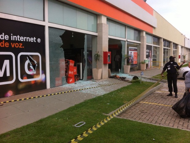 Vidros da loja Nextel foram destruídos (Foto: Enviado pelo Whatsapp)