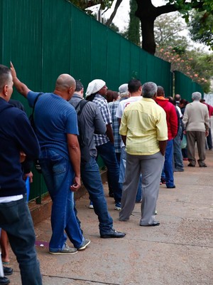 Segurados do INSS fazem fila após agências serem reabertas em SP (Suamy Beydoun/Futura Press/Estadão Conteúdo)