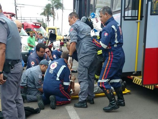 G1 Idoso Fica Gravemente Ferido Ao Ser Atropelado E Arrastado Por ônibus Notícias Em Bauru E 