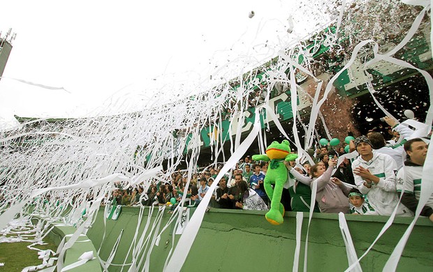 festa da torcida do Coritiba no estádio Couto Pereira (Foto: Giuliano Gomes / Agência Estado)