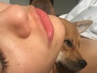 Chay Suede posta foto de Laura Neiva com cachorrinho na cama