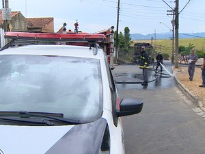 Veículo do transporte coletivo de São José dos Campos foi incendiado após a morte do jovem no Jardim Coqueiro. (Foto: Reprodução/TV Vanguarda)