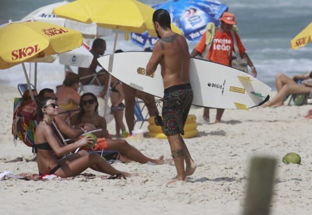 Paulo Vilhena na areia com Thaila Ayala (Foto: Dilson Silva/ Agnews)