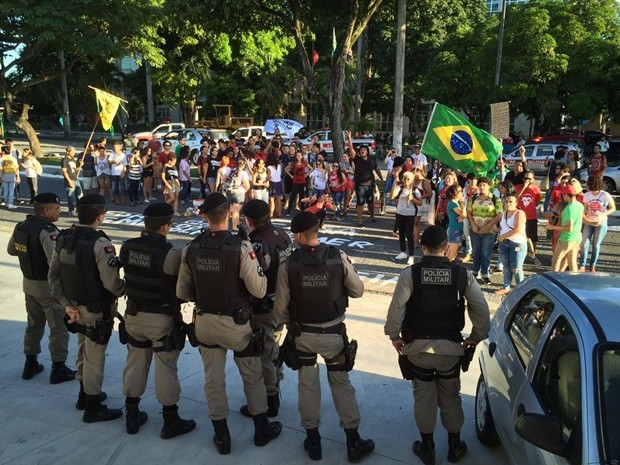 Polícia Militar acompanhou o protesto na sede do PMDB (Foto: Walter Paparazzo/G1)
