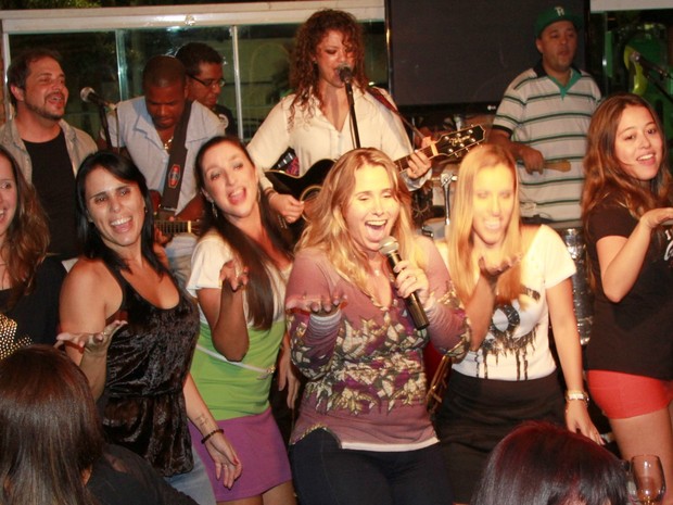Andréa Sorvetão canta em festa no Rio (Foto: Isac Luz/ EGO)