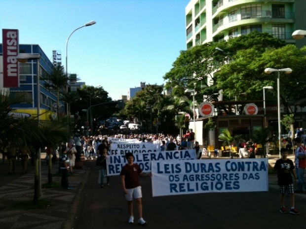 Manifestantes passaram pelo centro de Foz do Iguaçu, no oeste do Paraná (Foto: Izabelle Ferrari/ RPC TV)