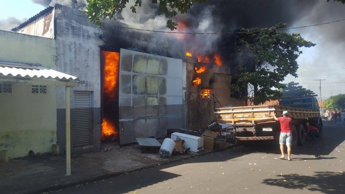 Incêndio destrói depósito de fábrica de embalagens em Ibitinga - Globo.com