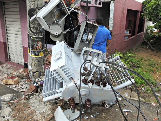 Transformador despencou de poste e deixou área sem energia elétrica (Foto: Adneison Severiano/G1 AM)