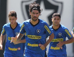 Loco Abreu treino botafogo (Foto: Satiro Sodré / AGIF)