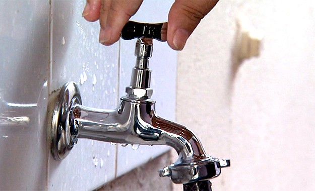 Dicas práticas podem ajudar a econimizar água nas tarefas domésticas do dia a dia (Foto: Reprodução / EPTV)