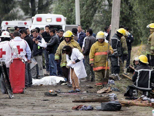 Bombeiros e investigadores trabalham na cena em que um veículo com fogos de artifício explodiu nesta sexta-feira (15) no México.  No acidente, ao menos 11 pessoas morreram e cerca de 70 ficaram feridas (Foto: AFP PHOTO / Jose Castañares)