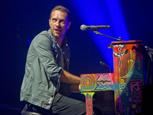 Chris Martin durante a apresentação do Coldplay no festival Glastonbury (Foto: AP)