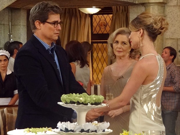 Antes da briga, Juliana agrace Felipe por ter ido ao noivado (Foto: Guerra dos Sexos / TV Globo)