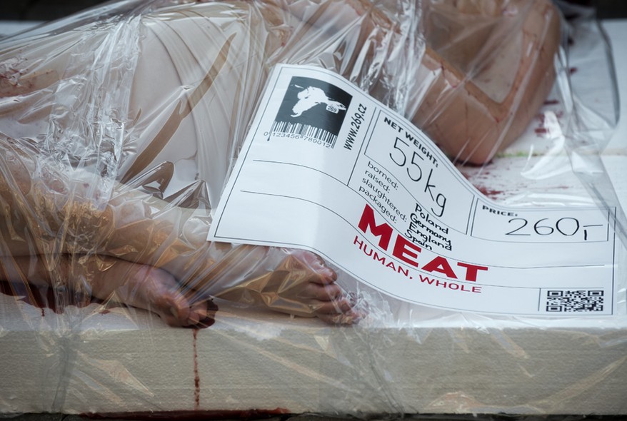 Ativistas seminuas protestam contra a comercialização de carne vermelha em Praga, na República Tcheca