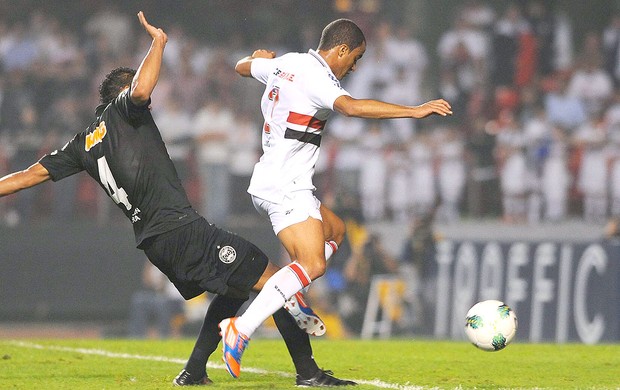 Lucas do São Paulo na partida contra o Coriitba (Foto: Marcos Ribolli / Globoesporte.com)