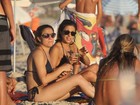 Fernanda Gentil e namorada têm dia de praia na Barra da Tijuca