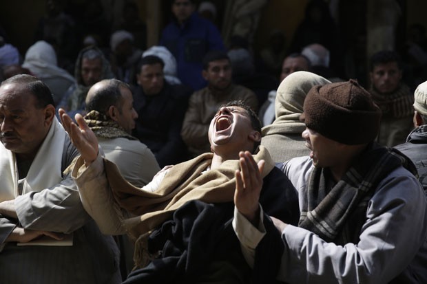 Egípcios choram nesta segunda-feira (16) a morte de cristãos coptas que foram decapitados pelo Estado Islâmico na Líbia (Foto: Hassan Ammar/AP)