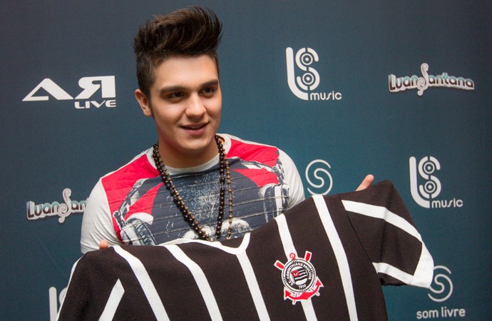 Luan Santana posa para fotos com a camisa do Corinthians (Foto: Alfredo Risk)