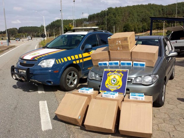 Cigarros apreendidos em Oliveira (Foto: Policia Rodoviária Federal/Divulgação) Cigarros apreendidos em Oliveira (Foto: Policia Rodoviária Federal/Divulgação)