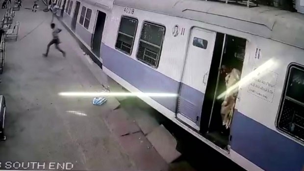 Um trem de passageiros bateu contra uma barreira e atingiu a plataforma de uma estação na cidade indiana de Mumbai (Foto: BBC) Um trem de passageiros bateu contra uma barreira e atingiu a plataforma de uma estação na cidade indiana de Mumbai (Foto: BBC)