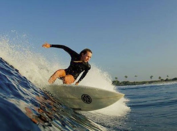 McKenzie Clark  escapou do ataque de um tubarão apenas com ferimentos em uma das mãos  (Foto: Reprodução/Facebook/Mckenzie Clark)