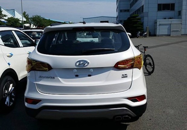 Flagra do Hyundai Santa Fe 2016 feito na Coreia (Foto: Reprodução) Flagra do Hyundai Santa Fe 2016 feito na Coreia (Foto: Reprodução)