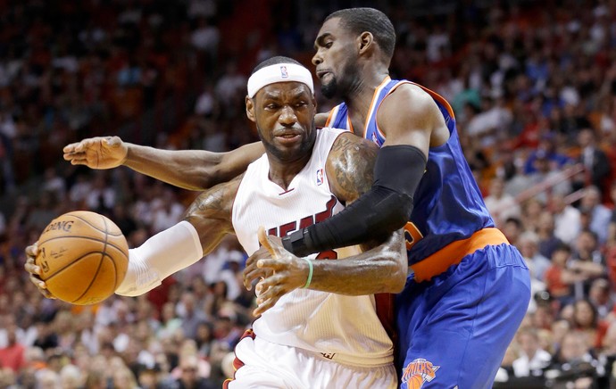 Lebron James e Hardaway Miami x New York (Foto: AP)