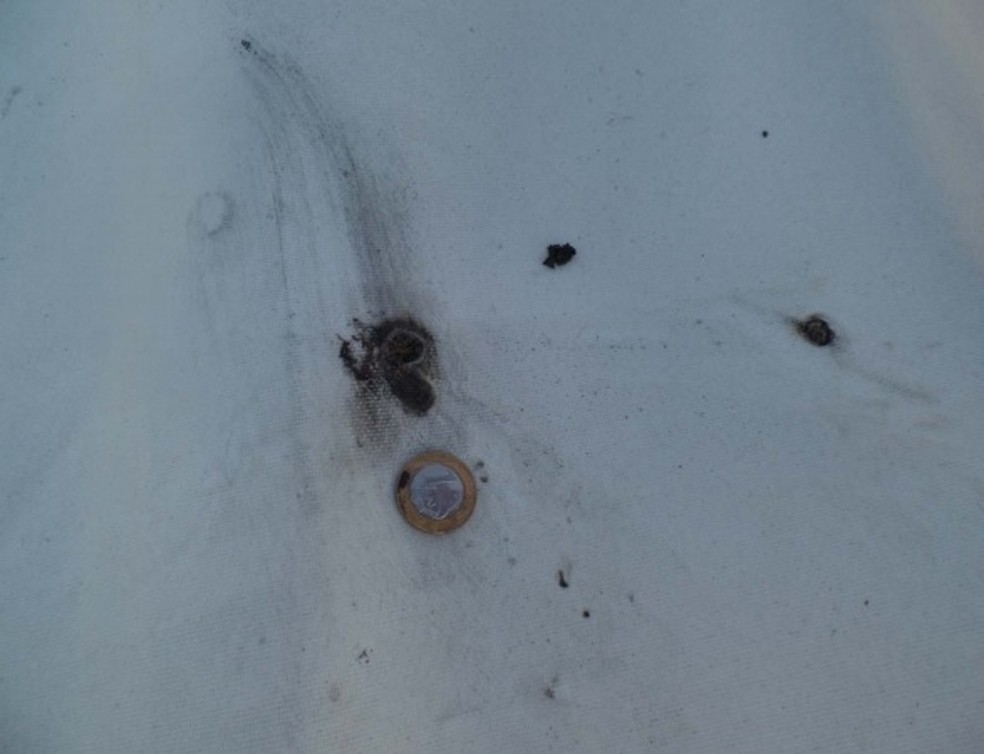 Lona do Maracanã já apresentava queimaduras desde 2014 (Foto: GloboEsporte.com)