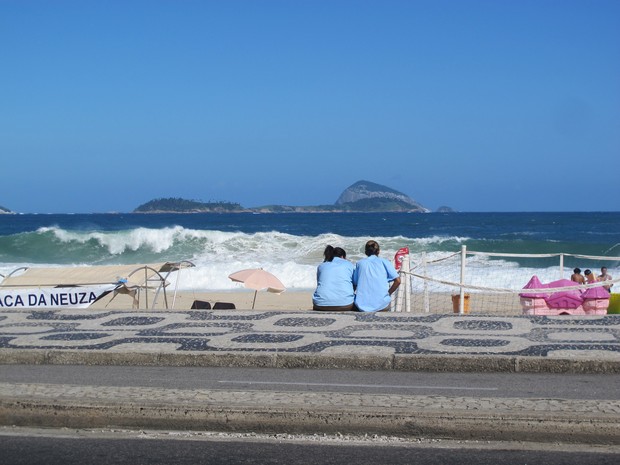 Ressaca deixa a praia do Leblon vazia (Foto: Alba Valéria Mendonça/ G1)