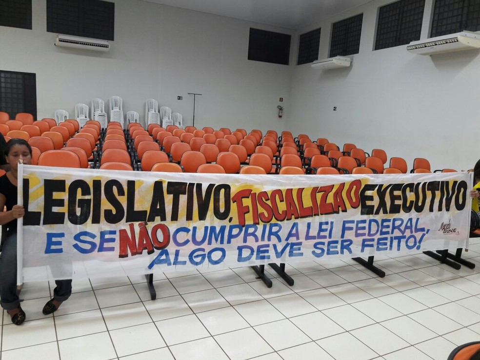 Ato foi feito durante a sessão da Câmara Municipal (Foto: Sindicato dos Servidores Municipais/Cedida)