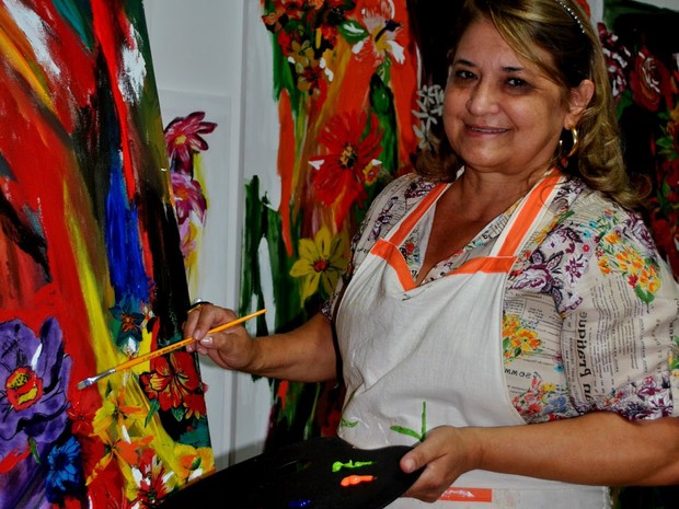 Marta Spagnol é catarinense e produz telas com tecidos florais e tintas (Foto: Divulgação)