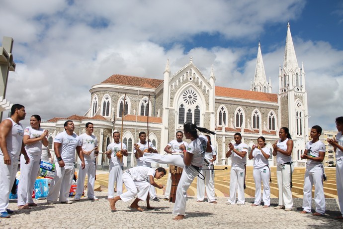 Roda de capoeira ajuda a arrecadar fraudas para casa geriátrica (Foto: Emerson Rocha)