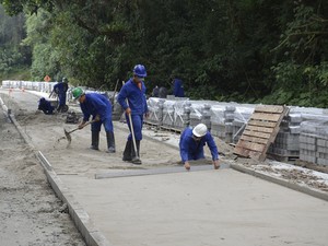 Trabalho na Estrada-Parque Paraty-Cunha antes da paralisação das obras (Foto: Divulgação/Prefeitura Paraty)