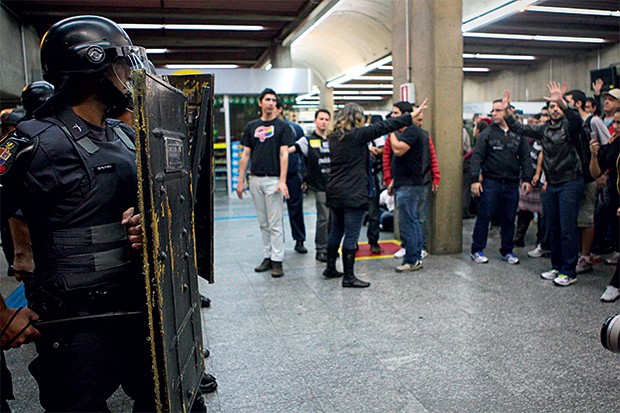 Greve do metrô (Foto: Zanone Fraissat/Folhapress )
