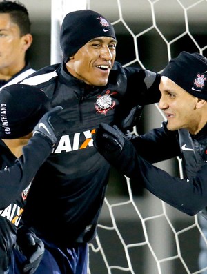 Paulinho no treino do Corinthians (Foto: Reuters)