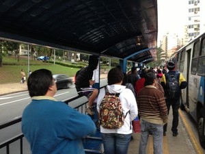 Vidros nos pontos de ônibus da Avenida Anchieta foram substituídos por grades (Foto: Marcello Carvalho/G1)