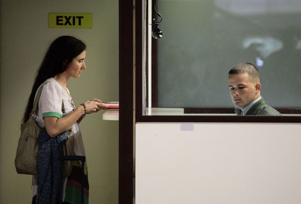 A blogueira cubana Yoani Sanchéz passa pelo controle de imigração no aeroporto de Havana (Foto: Desmond Boylan/Reuters)