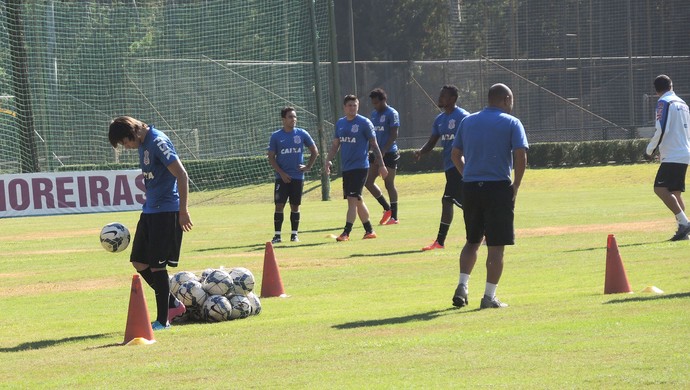 Romero mostra habilidade em seu primeiro treino no Corinthians